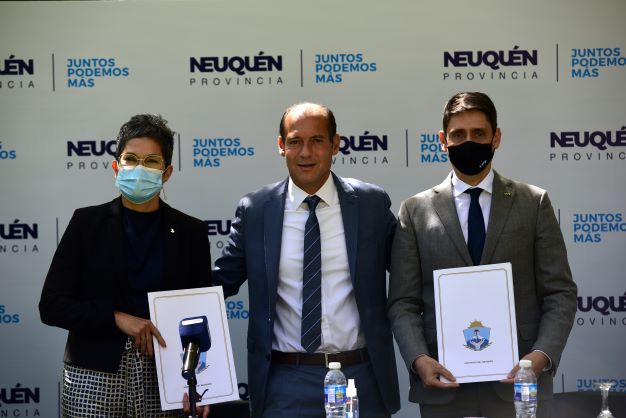Nidia Alvarez, country manager de Equinor en Argentina; Omar Gutiérrez, gobernador de Neuquén y Sergio Affronti, CEO de YPF, tras el anuncio.